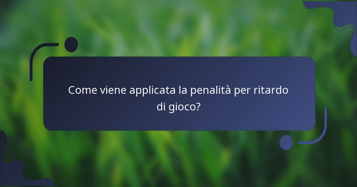 Come viene applicata la penalità per ritardo di gioco?